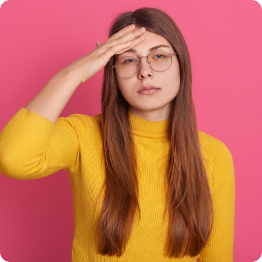 Chica tocándose la frente