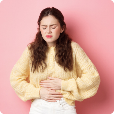 Chica con dolor de estómago