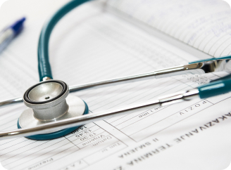 Libro abierto con estetoscopio encima