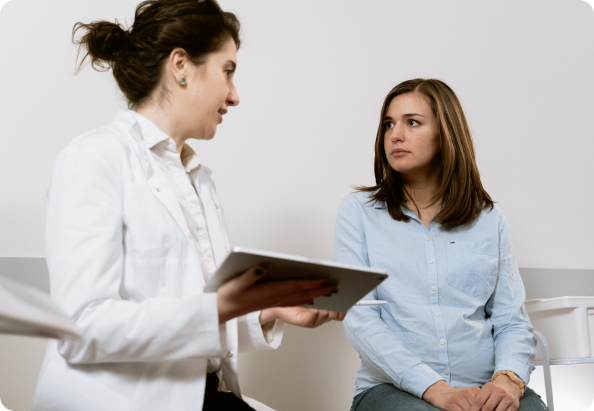 Doctora hablando con una paciente