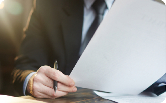 Un abogado con un papel y un bolígrafo en la mano