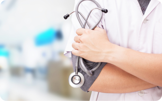 Médico con un estetoscopio en la mano