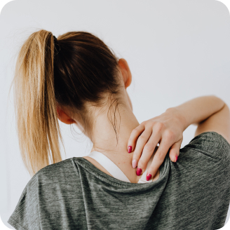 Mujer tocándose la espalda