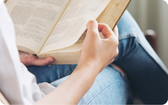 Mujer leyendo un libro