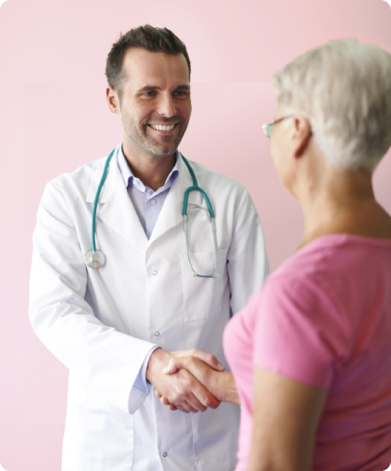 Imagen de un médico dándole la mano a una señora, símbolo de amistad y apoyo en la Alianza contra el dolor